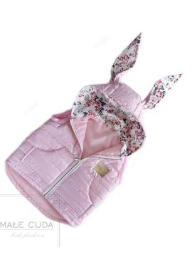 Prošívaná vesta růžové barvy s potiskem růží